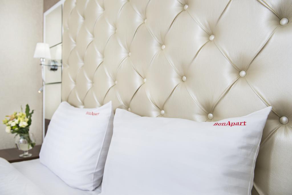Bonapart Hotel By Uhm Kyiv Exterior foto