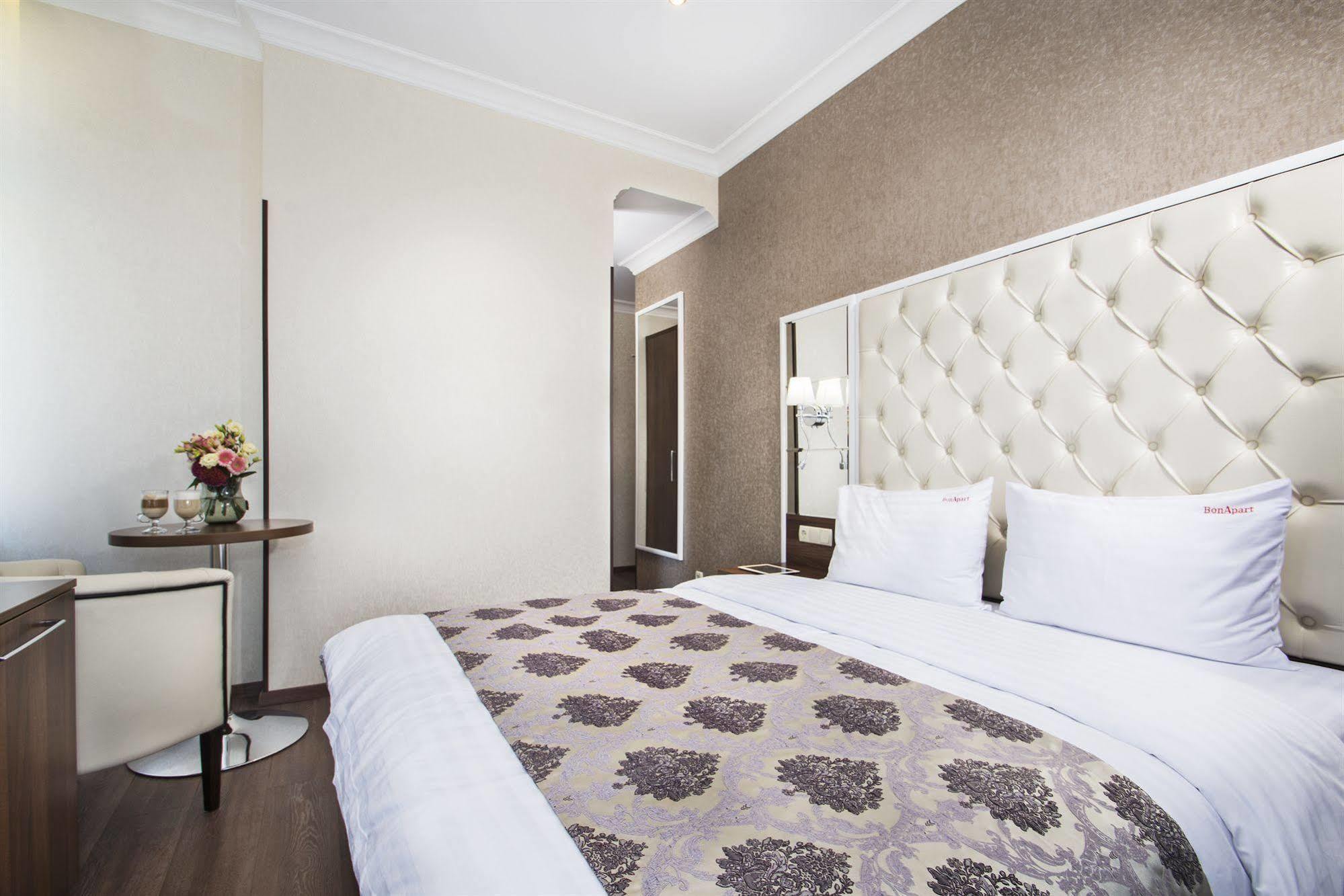 Bonapart Hotel By Uhm Kyiv Exterior foto