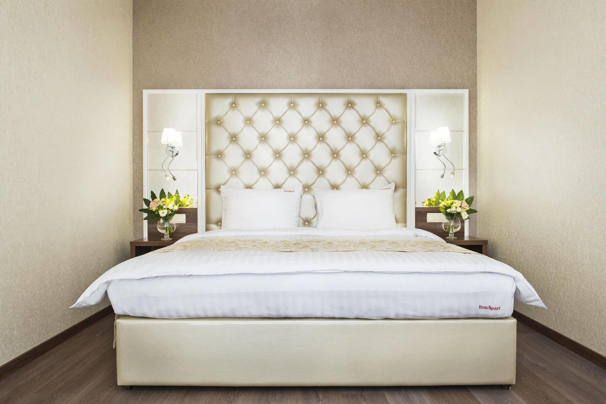 Bonapart Hotel By Uhm Kyiv Exterior foto