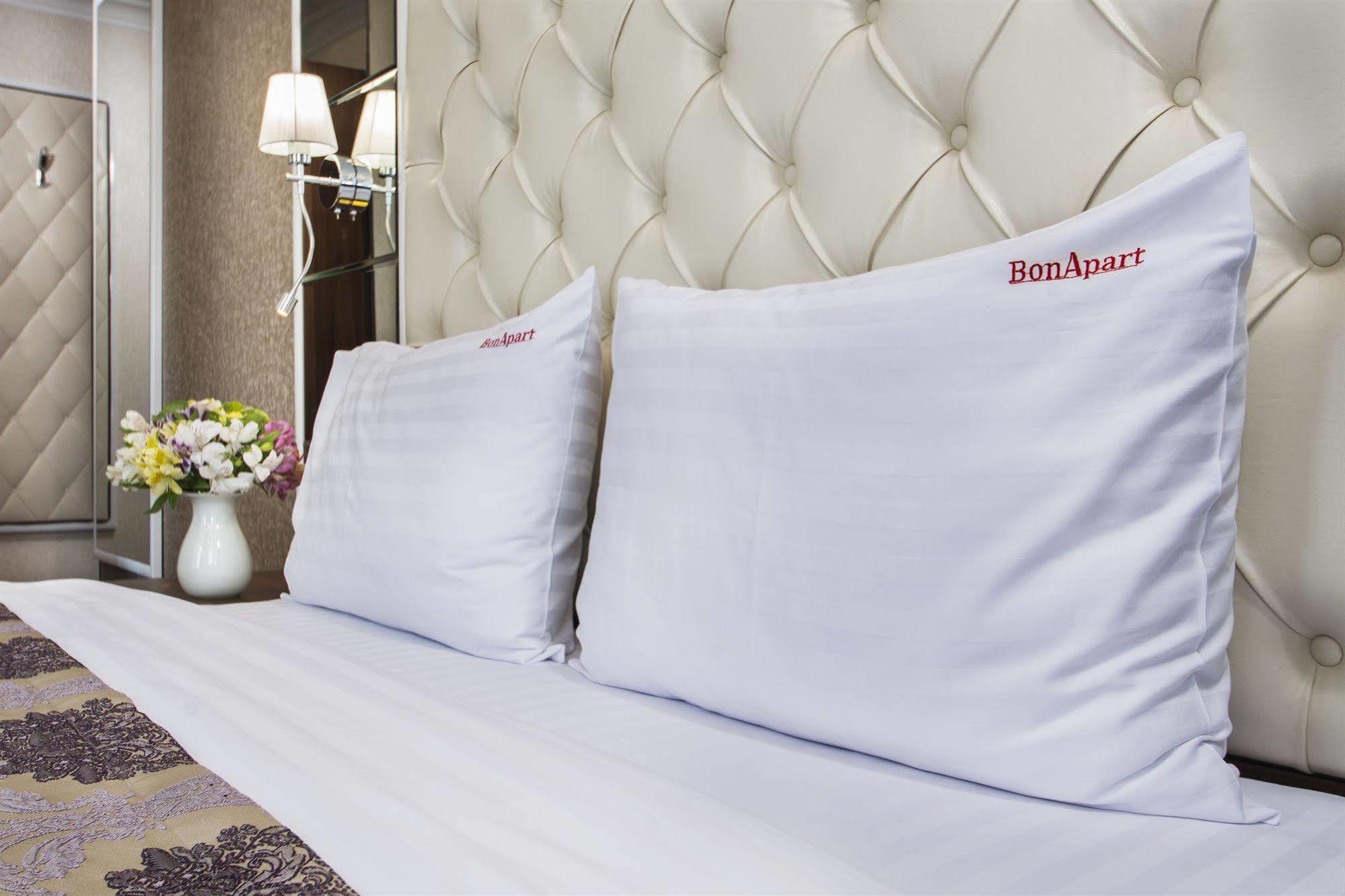 Bonapart Hotel By Uhm Kyiv Exterior foto