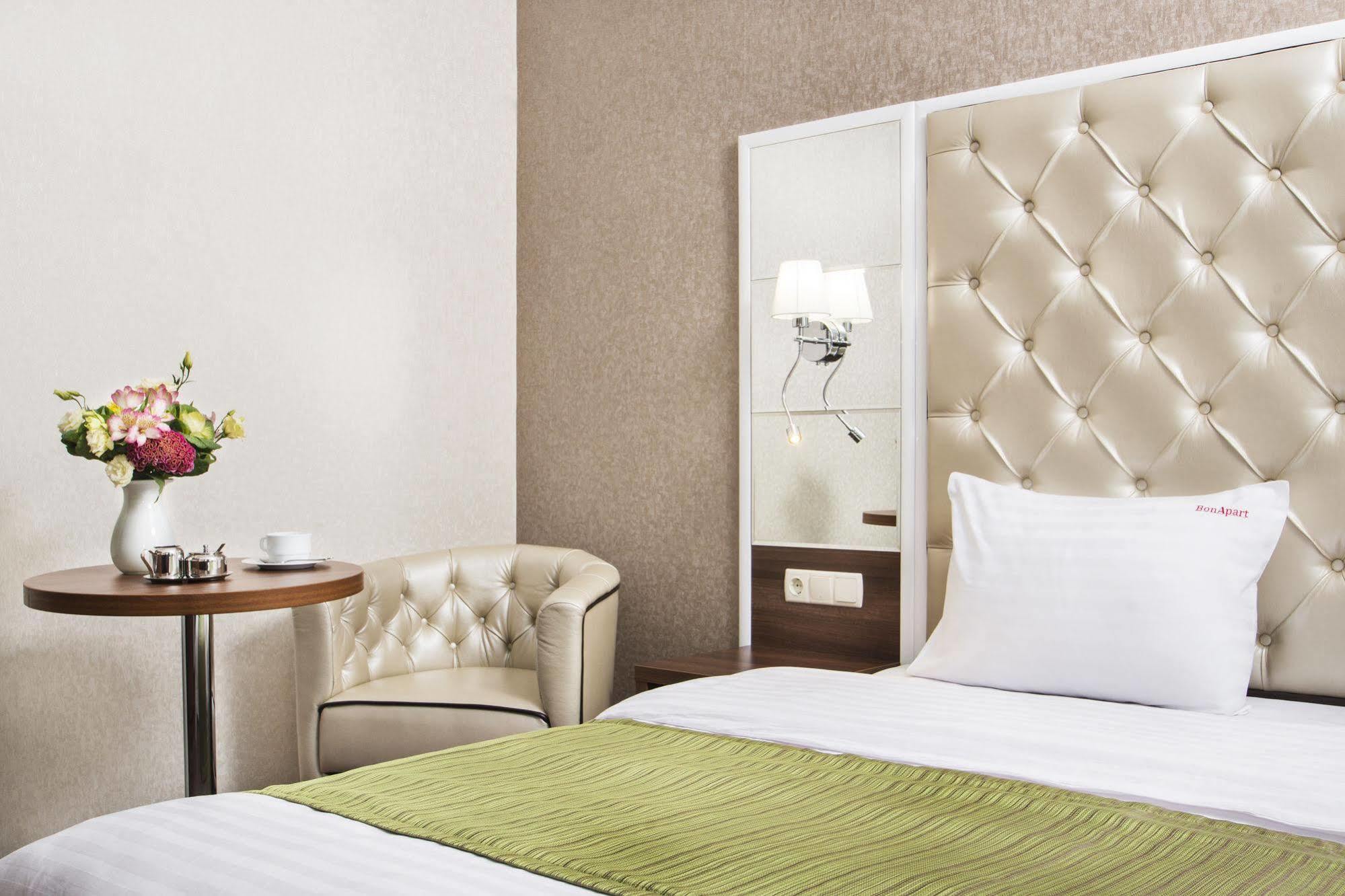 Bonapart Hotel By Uhm Kyiv Exterior foto