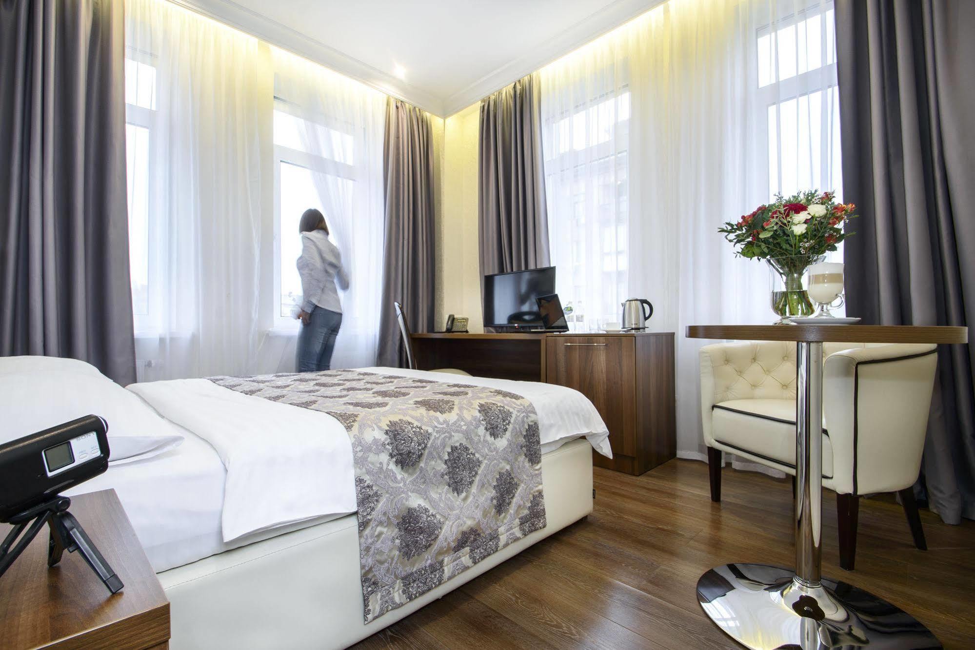 Bonapart Hotel By Uhm Kyiv Exterior foto