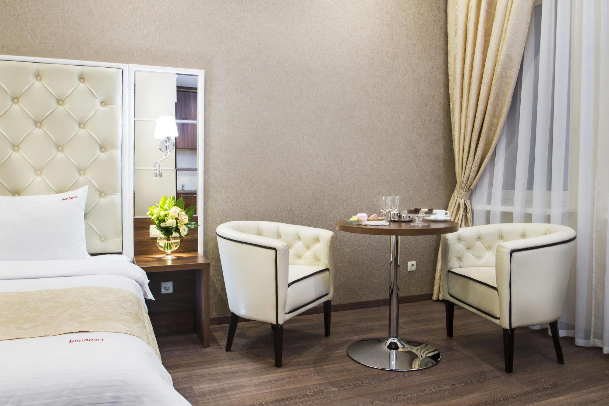 Bonapart Hotel By Uhm Kyiv Exterior foto