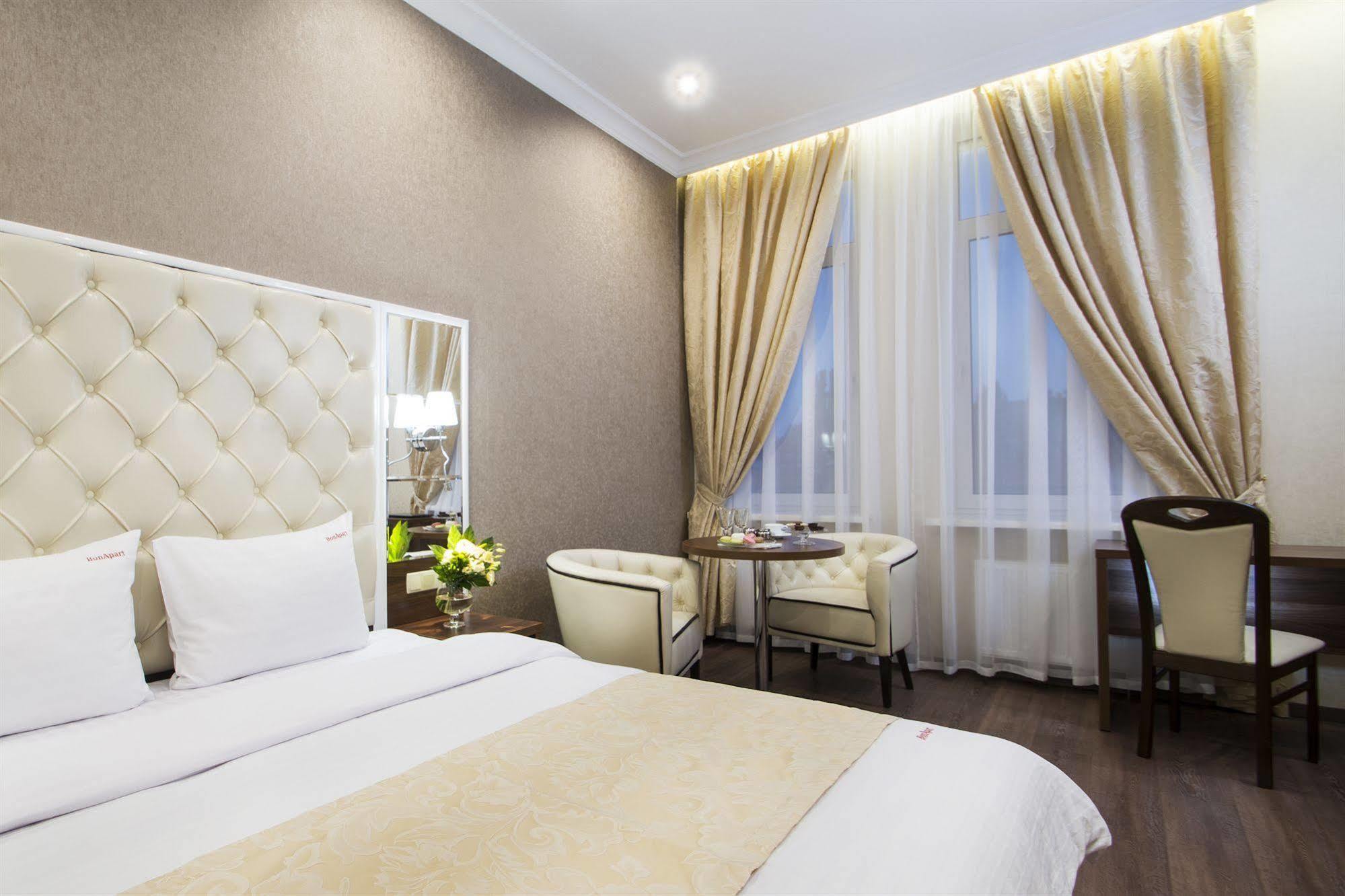 Bonapart Hotel By Uhm Kyiv Exterior foto