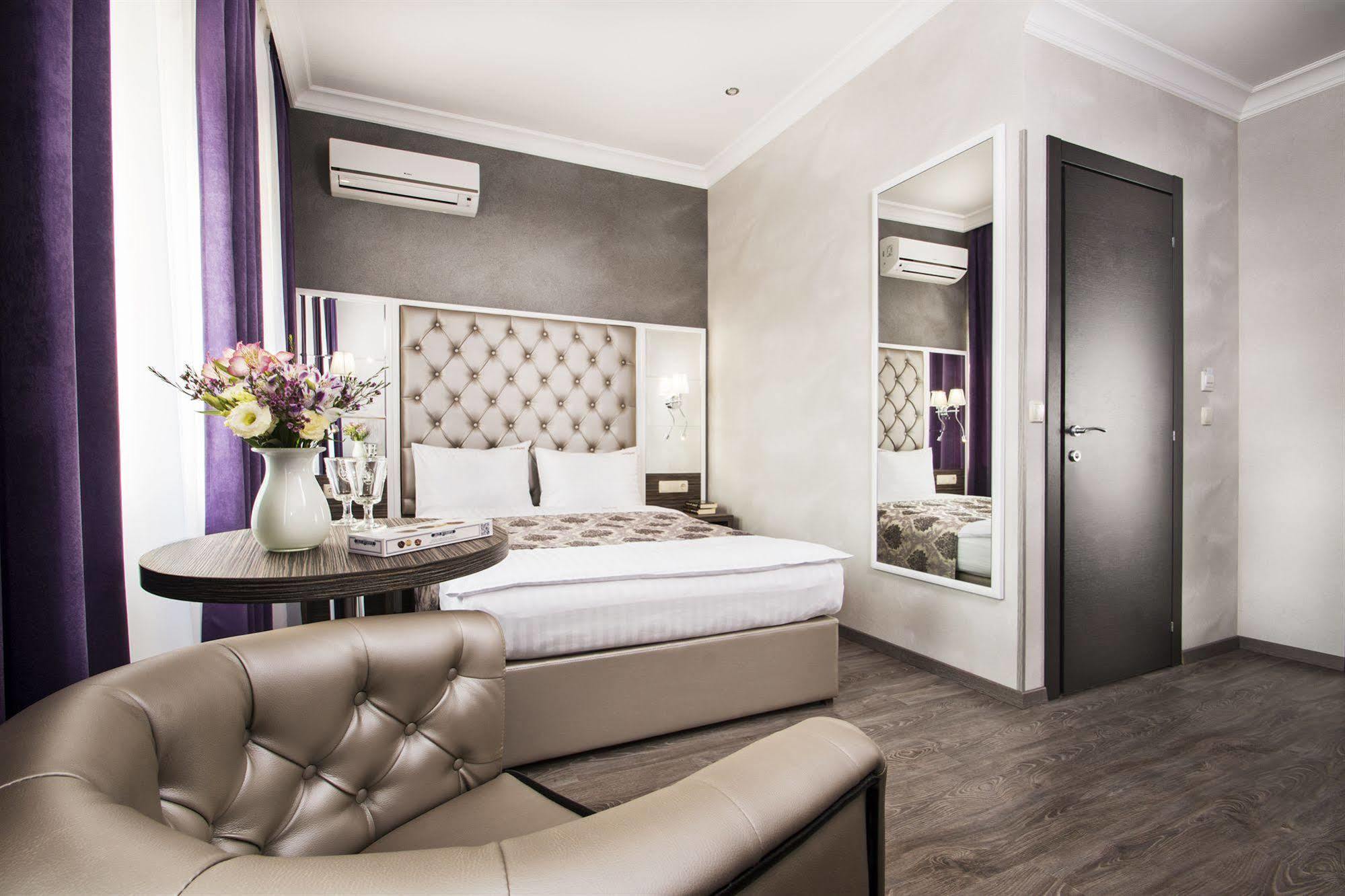 Bonapart Hotel By Uhm Kyiv Exterior foto